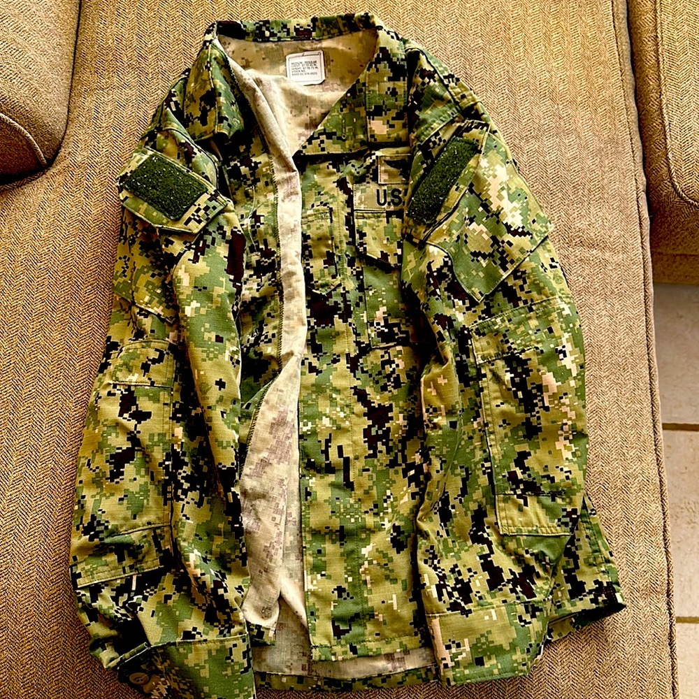 Navy greem camie blouse for men.